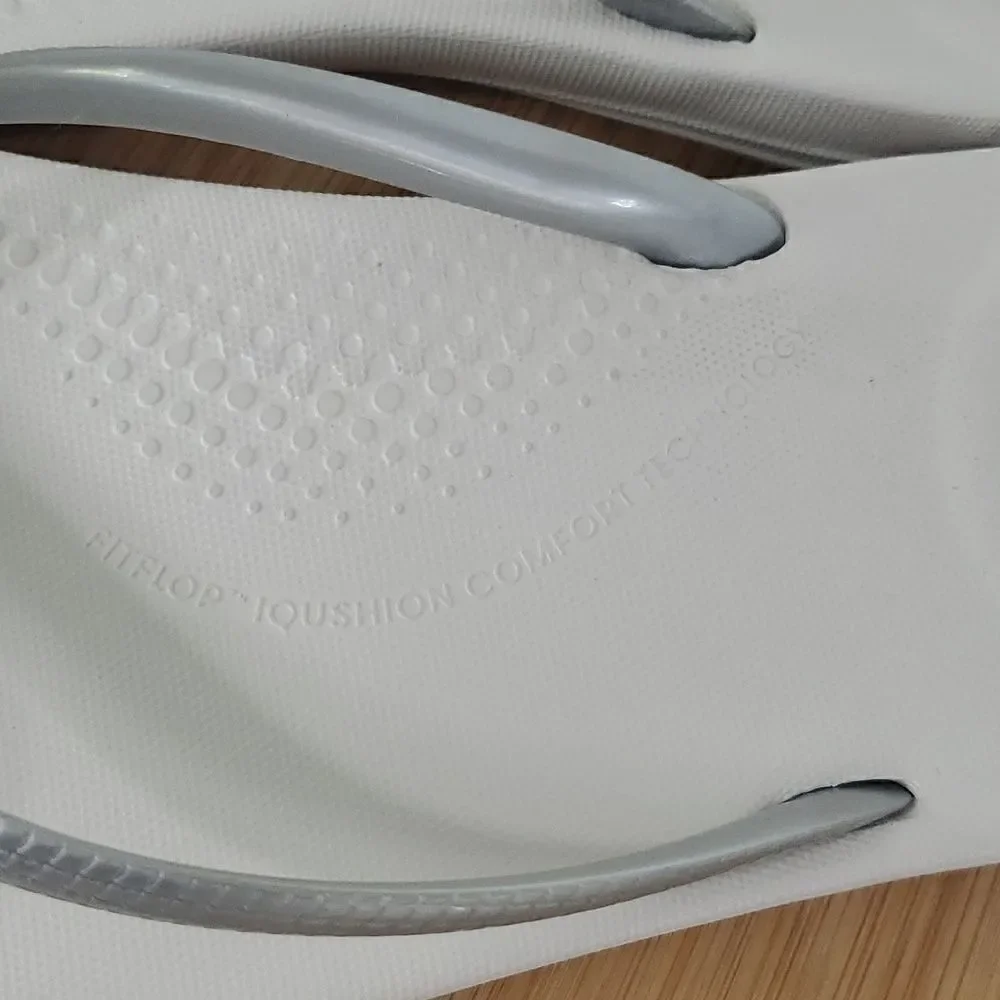 Fitflop Women's Iqushion Ergonomic Flip Flop Sandals White Silver Size 11